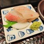 Kitashinchi Ichou - お造りは分厚くカットされた鯛のお刺身が2切れ、程よい厚みで鯛の旨味がしっかり