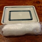 やき鳥三太郎 - 取り皿と布おしぼり(2023年8月9日撮影)