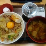 Sukiya - 月見すきやき牛丼(中盛＋ねぎだく)、とん汁