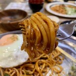 キッチン あずま - フォンド・ボーで炒めたパスタに水分を加え、ケチャップと少量のデミグラスソースで炒め、仕上げにバターと醤油で仕上げた…絶品♡のナポリタンです♡