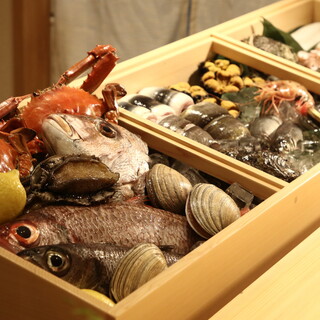 店主厳選の鮮魚をはじめ四季折々の山の幸を味わう