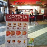 PIZZA-LA EXPRESS - 店の目の前のテーブルで食べれます