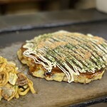 かく庄 - 甘口の焼きそばより、少し酸味のあるお好みのソース