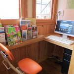 Cafe　野・菜・家 - 店内には小さいながらも観光情報コーナーがあります。また店内はWi-Fi okで、無料で使えるパソコンも１台ご用意してます。