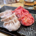 シン たちろまん - 左：にんにくメンマ餃子（250円）　右：キムチチーズ餃子（250円）