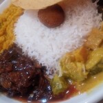 Curry pot - 左下の茶色っぽいのがフィッシュ。