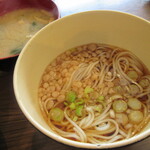 Chisen - 揚げ玉がのった冷たいそうめんに、わかめと豆腐の味噌汁