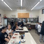 中華そば専門店 正善 - 水：店内奥に給水機あり
      ティシュー：カウンター
      ゴミ箱：なし
      トイレ：店内入り口にあり
      味変ツール：塩、胡椒、醤油