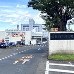 寿司吉 - 正門から撮影。　　　　　　　　　　　　　　　　　　　　　　左手の白い建物の向こう側の螺旋階段から登る。　　　　　　　　　　　徒歩の場合は写真左手の歩道橋でアクセスする。