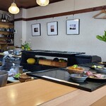 Nana kawa - 店内は白い壁紙、腰高まで濃茶色の木板があり、落ち着いた雰囲気
                        お席は変則L字カウンター10席のみ