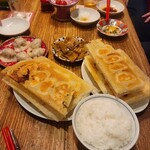 餃子マニア - お通しのザーサイとマニア餃子（大皿×2皿）と水餃子とごはん！