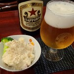 清水酒場 - おつまみ①ベーコンと玉葱のポテトサラダ【お通し】(税込500円)
      お酒①サッポロラガービール(瓶ビール、サッポロビール)(税込700円)