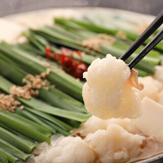 国産黒毛和牛使用、大ぶりのもつと濃厚な味噌が人気の秘密