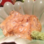 くろぎ - 香ばしいな胡麻ダレで和えてある天然鯛の切り身。そして本山葵