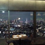 Longrain - 数分後に予約者着席した窓側席。東京タワーが見えてキラキラした夜景。私のスマホ撮影で申し訳ない。