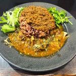 SPICE SPACE UGAYA - あいがけカレー
                        ・黒毛和牛すじカレー
                        ・ドライキーマカレー