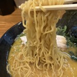 麺処 きらく - 見た目より縮れている食感。
            ぷりぷりしているからでしょうか。