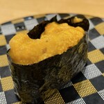 回転寿し トリトン - 【2023年09月】厳選塩水うに軍艦一貫　北海道産＠715円(込)／皿