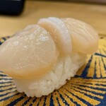 回転寿し トリトン - 【2023年09月】生産者応援北海道産生ほたて(大)＠473円(込)／2貫、厚みがありますねえ。食べ応え豊かです(^o^)丿