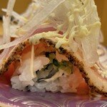 回転寿し トリトン - 【2023年09月】鴨！きゅうり！クリームチーズ！カモンロール＠330円(込)／皿、断面。クリームチーズがアクセント。