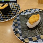 回転寿し トリトン - 【2023年09月】手前：厳選うに包み北海道積丹産＠715円(込)／皿、奥：厳選塩水うに軍艦一貫　北海道産＠715円(込)／皿