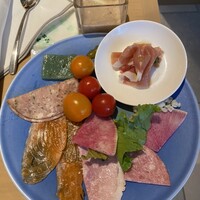 Indigo Home Kitchen Yamateras - コールド系1stディッシュ盛り合わせ。子ども達用にトマトを乗せたが、いらないと言われたので攫った次第。