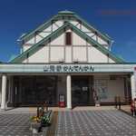 山岡駅 かんてんかん - 店のある建物入口