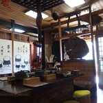 Tomosen Teuchi Dokoro - 店内中央的桌子座位