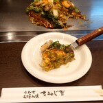 Hiroshima Fuu Okonomiyaki Momijiya - お皿にとって…
