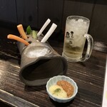 Robata Kyoudo Ryouri Uoichi - モスコミュールとお通し，なんとお替り自由．酒田の塩，ニンニク風味味噌，タルタル系マヨネーズが付いてきます．