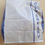 THE CITY BAKERY - 手提げ袋は有料ですが、無料サービスで紙のふくにまとめてくれます。ありがとうございます。