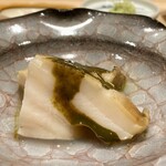 鮨 はしもと - 雌貝の蒸し鮑 肝ソース掛け
      ブリンブリンと食感良く、噛むと歯がスッと入る柔らかさ、肝のコクのある旨みがアクセントに実に美味♪