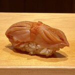 鮨 はしもと - 閖上 赤貝
      この時期、閖上の赤貝が出回るのは珍しいそうです。
      閖上産の赤貝の色の濃さは、他の産地に比べるとやはり違います。
      風味も味わいもやはり濃くて美味しいです♪
      紐もシャリとの間に忍ばせています。