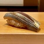 鮨 はしもと - 天草 コハダ 3日目
      鮨はしもとさんの一貫目は、必ずコハダから。
      これは師匠の杉田氏から継承された流儀、橋本さんからお弟子さんの紺野さん（鮨美幸）に受け継がれる伝統です。
      コハダの旨さはピカイチです！