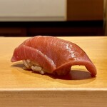 鮨 はしもと - 塩釜産 鮪 中トロ 154kg 石司より
      実に美しい握りのフォルムです！
      中トロも徐々に脂がのりながら旨味が増して来ています♪