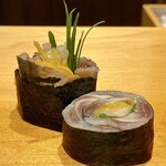 鮨 はしもと - 銚子産 鰯巻き
      橋本さんの鰯巻きが最高に旨い！
      赤酢で締めた鰯の落ち着きのある脂のりと旨味に、ガリとたくあんの甘みと食感が葱と海苔の風味に包まれて、一体感のある美味しさ、なんて美味しいのでしょう！