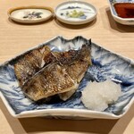 鮨 はしもと - メヒカリ一夜干し焼き
      深海魚らしい脂のりの強い白身魚、身は柔らかく脂に甘みがあり、香ばしさと共に旨みもあり、なかなかの美味♪
      大根おろしの辛みがぴったりです！