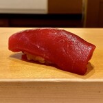 鮨 はしもと - 塩釜産 鮪 赤身 154kg 石司より
      夏の鮪に比べ大分酸味もしっかりと感じられる赤身になって来ましたね♪
      これから赤身らしさが益々強くなるのが楽しみです♪