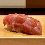 鮨 はしもと - 塩釜産 鮪 大トロ 154kg 石司より
      脂のりも冬の鮪に比べればもう少しかなとは思いますが、流石に蛇腹の脂はとろけますね！
      筋も感じる事なく柔らかで美味しいです♪