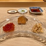 鮨 はしもと - 珍味3種盛り
      ◎ 筋子味噌漬け
      トロンとして筋子の塩気に味噌の甘みが日本酒を呼びます！
      
      ◎ あん肝 山葵
      間違いない美味しさ！
      
      ◎ 毛蟹の馬糞ウニ和え
      毛蟹の繊細さにウニの濃厚な旨みが合います♪