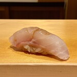 鮨 はしもと - 本アラ
      夏の名残りと大将が仰るアラ、約4〜5kg程の個体との事。
      さっぱりとした身質ながら、旨味は実に豊かに、食感良く美味しいのです♪