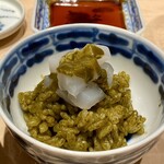 鮨 はしもと - 白イカ シャリ鮑の肝和え
      なんて美味しいのでしょう！
      鮑の肝のコクと旨みが、シャリの酸味に呼応し、旬の白イカ（ケンサキイカ）のねっとりと豊かな甘みと合いまみれ、端が止まらなくなる美味しさなのです♪