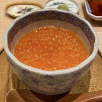 鮨 はしもと - いくらの茶碗蒸し
                    本来皮が柔らかな新いくらですが、茶碗蒸しの熱が伝わり食感がプッチンと弾けます。
                    温かな料理がお腹を温めてくれ、ほっこりとします♪