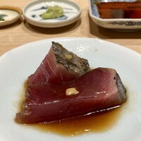 鮨 はしもと - 気仙沼 戻り鰹 巻き網
                      皮目は藁で炙る事で風味良く、独特な酸味も和らいでいます。
                      戻り鰹としての脂のりは、まだまだと大将は仰りますが、肉厚に切り付けた鰹は、個人的には満足する美味しさです♪