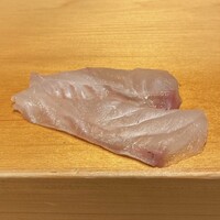 鮨 はしもと - お刺身　ヒラメ
                    柵から切り付ける際の、艶々としたヒラメの輝きは、まさに脂のりの良さを物語る光景、ブリっと食感も良くこれは美味しいですね♪
                    噛むと身の盛り上がりを感じる歯触りが、なんとも言えません！