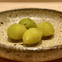 鮨 はしもと - 焼き銀杏
                    オリーブオイルと塩に漬け焼いた新銀杏。
                    緑が鮮やかに水分も多く、ほっこりとして美味しいです♪