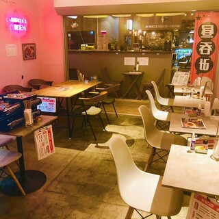 Pink like a cafe! Pop atmosphere.