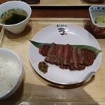 炙り牛たん 万 - 料理写真:牛タン　塩焼