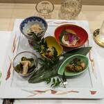 Kyou To Sushi Momonoki - めっちゃ豪華な前菜盛り合わせ！左上から時計回りに、ズワイガニと水菜のお浸し • 安納芋としめじの胡麻クリーム •  鮪の煮付け • イチジクの酢の物、真ん中が、ホッキ貝と若布の酢味噌