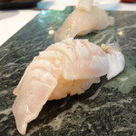 鮨あんりえるるかん - ランチのコース「色」の握り（炙り天然真鯛、平目エンガワトッピング）